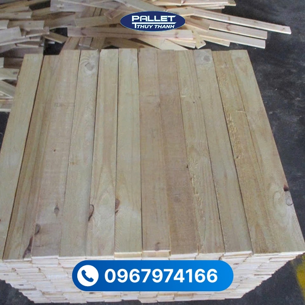Quan sát kỹ mắt gỗ và sử dụng máy đo độ ẩm khi chọn gỗ thông làm pallet xuất khẩu chất lượng