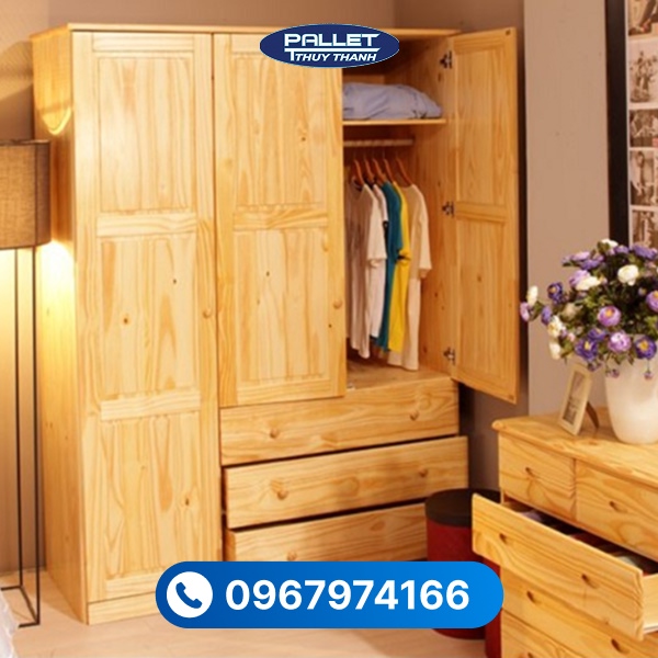 Bề mặt gỗ thông có mắt gỗ đặc trưng, mang vẻ đẹp mộc mạc nhưng vẫn hiện đại