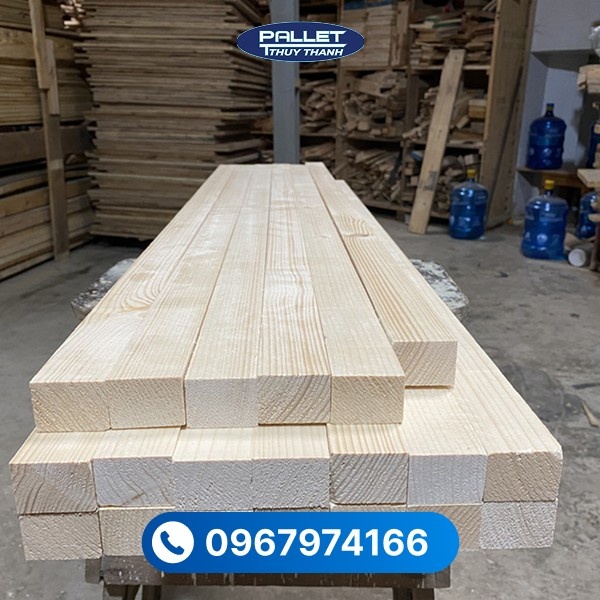 Bề mặt gỗ sáng, vân gỗ rõ nét, mang lại vẻ đẹp tự nhiên và dễ ứng dụng trong nội thất