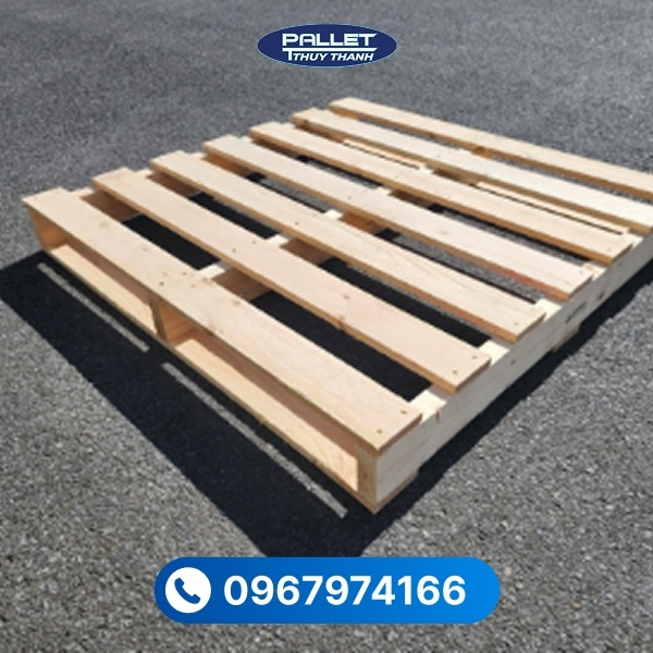 Gỗ thông pallet thường được ưa chuộng nhờ trọng lượng nhẹ và khả năng chịu lực ổn định