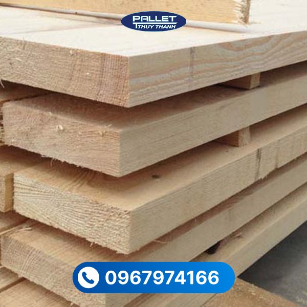 Giá gỗ thông sấy thường cao hơn gỗ chưa sấy do đã trải qua quá trình xử lý giảm độ ẩm và tăng độ ổn định