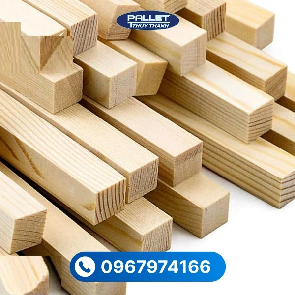 Gỗ thông thanh có trọng lượng nhẹ, dễ gia công và thuận tiện trong quá trình thi công lắp đặt