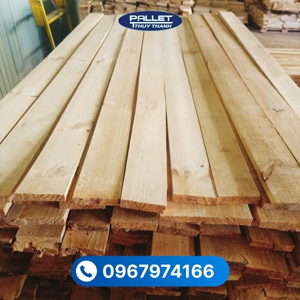Gỗ thông được xử lý kỹ lưỡng giúp bề mặt mịn đẹp và thuận tiện cho quá trình thi công nội thất
